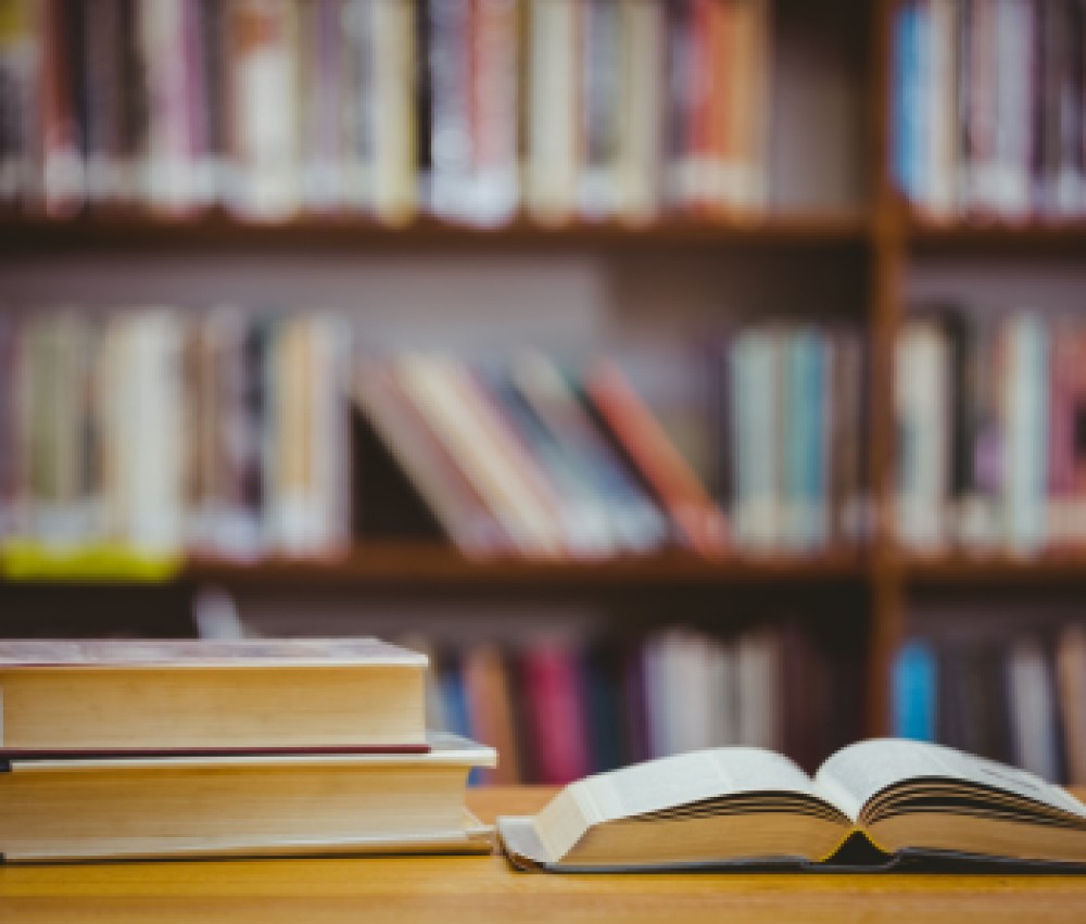 Books-on-desk-in-library-at-the-elementary-school