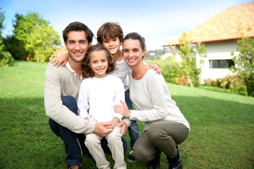 Cute-family-portrait-of-4-people