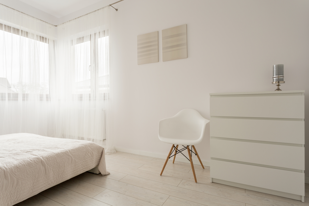 Simple-exclusive-white-bedroom-with-wooden-parquet