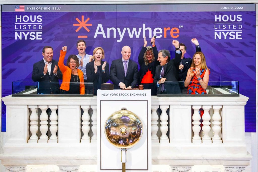 NYSE-Bell-Podium-HOUS-OB-Photo-20220609-Press-02