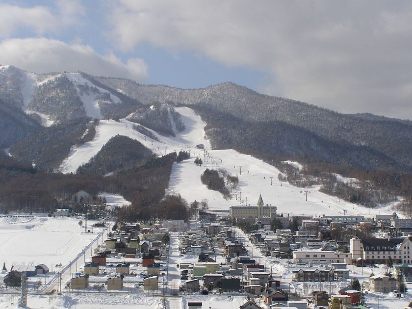 1280px-Furano_Snow_Resort_view2