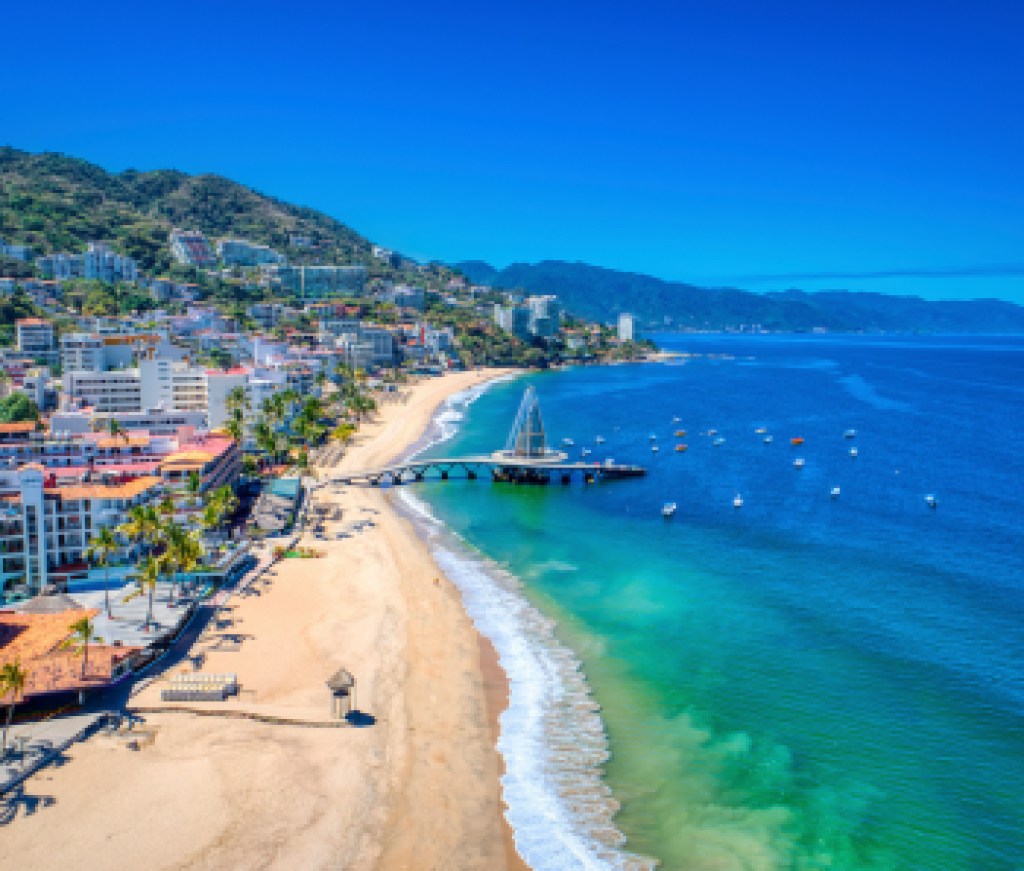 Vista aérea de Playa Los Muerto, Puerto Vallarta, México
