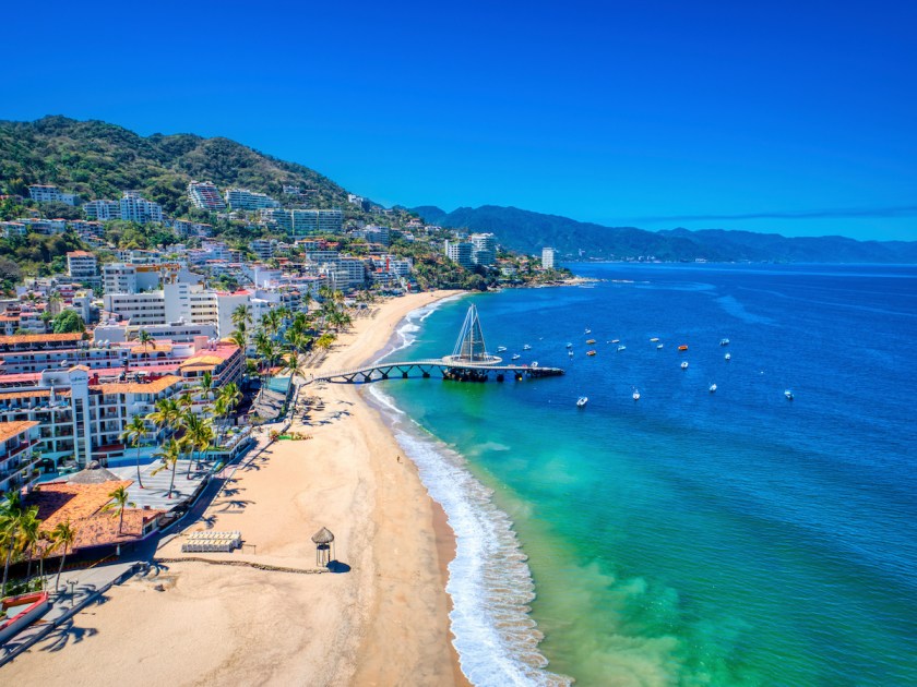 Vista aérea de Playa Los Muerto, Puerto Vallarta, México