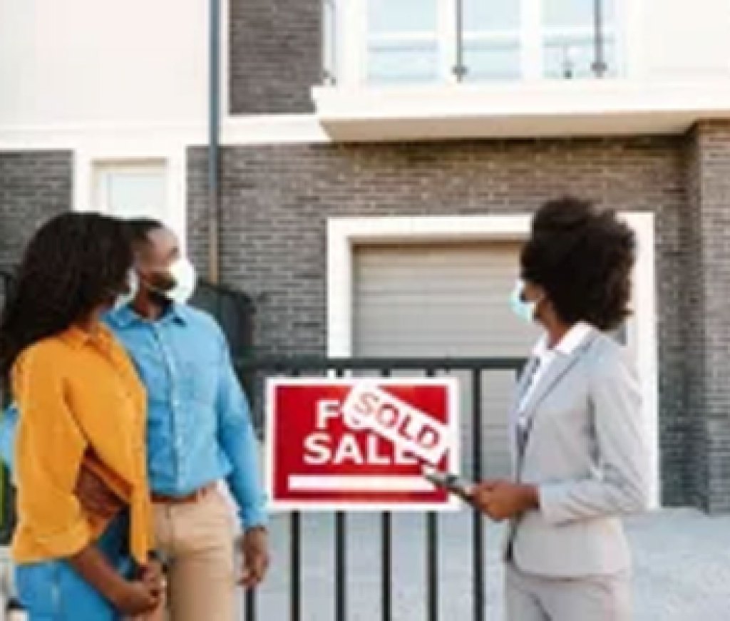 Buyer-couple-with-agent